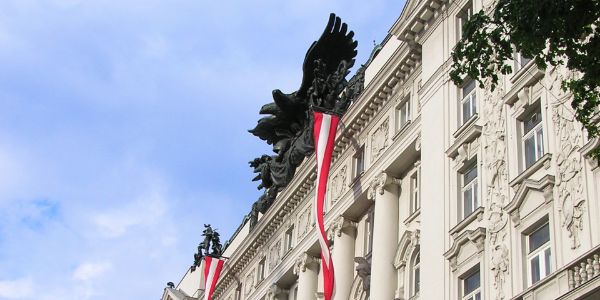 Fassade des Regierungsgebäudes am Stubenring mit Doppeladler