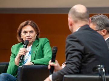 Staatssekretärin Susanne Kraus-Winkler während einer Podiumsdiskussion.